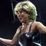 Tina Turner σκηνή συναυλίας με δυναμική παρουσία και χαρακτηριστική ενέργεια, μουσική ιστορία και δικαιώματα καλλιτέχνη