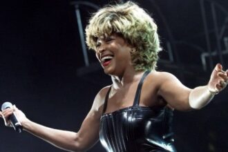 Tina Turner σκηνή συναυλίας με δυναμική παρουσία και χαρακτηριστική ενέργεια, μουσική ιστορία και δικαιώματα καλλιτέχνη