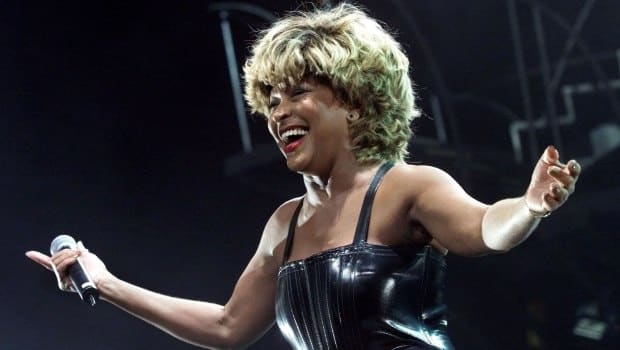 Tina Turner σκηνή συναυλίας με δυναμική παρουσία και χαρακτηριστική ενέργεια, μουσική ιστορία και δικαιώματα καλλιτέχνη