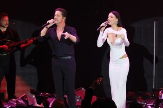 Η Ήβη Αδάμου και ο Νίκος Οικονομόπουλος στη σκηνή σε κοινή εμφάνιση κατά τη διάρκεια της σεζόν