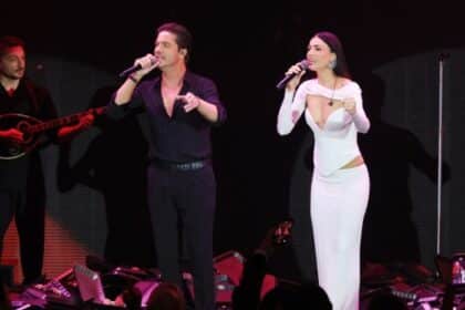 Η Ήβη Αδάμου και ο Νίκος Οικονομόπουλος στη σκηνή σε κοινή εμφάνιση κατά τη διάρκεια της σεζόν