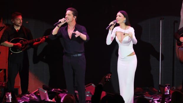 Η Ήβη Αδάμου και ο Νίκος Οικονομόπουλος στη σκηνή σε κοινή εμφάνιση κατά τη διάρκεια της σεζόν