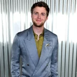 Alex Warren στην εμφάνισή του στα Grammys 2026 με τεχνικά προβλήματα στο live