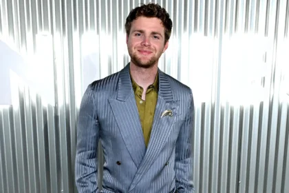 Alex Warren στην εμφάνισή του στα Grammys 2026 με τεχνικά προβλήματα στο live