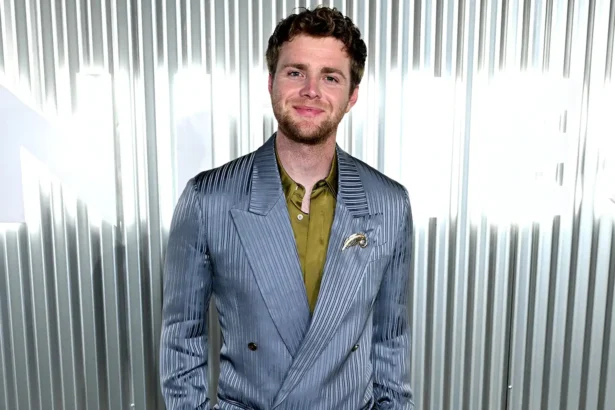 Alex Warren στην εμφάνισή του στα Grammys 2026 με τεχνικά προβλήματα στο live