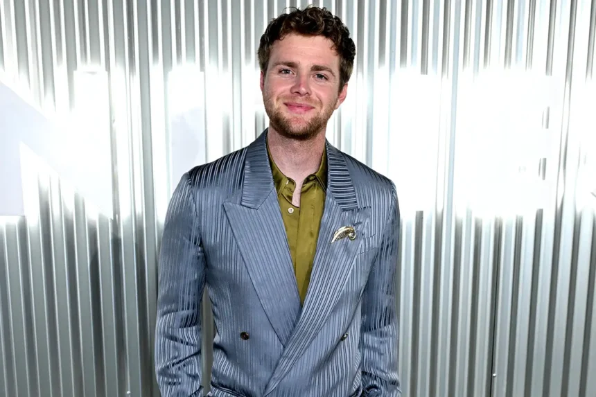 Alex Warren στην εμφάνισή του στα Grammys 2026 με τεχνικά προβλήματα στο live