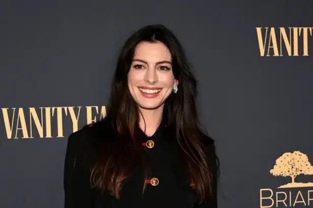 Anne Hathaway τραγουδά το Burial από το soundtrack της ταινίας Mother Mary