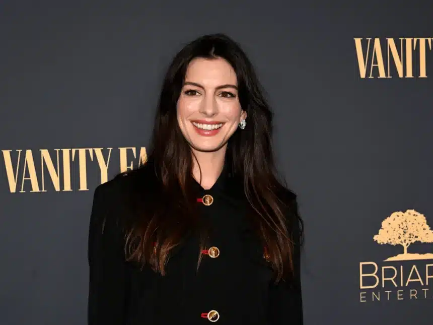 Anne Hathaway τραγουδά το Burial από το soundtrack της ταινίας Mother Mary