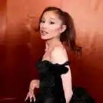 Ariana Grande καθώς το άλμπουμ Eternal Sunshine γίνεται διπλά πλατινένιο δύο χρόνια μετά την κυκλοφορία του