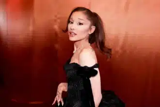 Ariana Grande καθώς το άλμπουμ Eternal Sunshine γίνεται διπλά πλατινένιο δύο χρόνια μετά την κυκλοφορία του