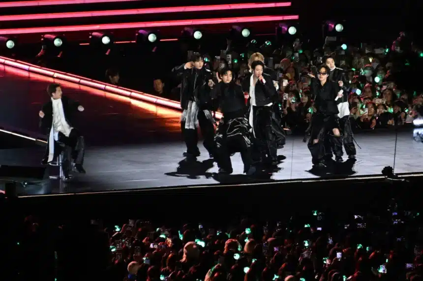BTS συναυλία Σεούλ 250000 θεατές επιστροφή Arirang