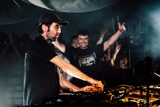 Fred again.. και Thomas Bangalter παίζουν μαζί σε ένα έντονο live set στο Alexandra Palace με δυνατή ενέργεια