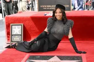 Brandy στην τελετή για το αστέρι στο Hollywood Walk of Fame με Babyface και Issa Rae