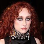 Chappell Roan με διάφανο μαύρο φόρεμα στο Paris Fashion Week στο σόου του Alexander McQueen