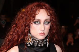 Chappell Roan με διάφανο μαύρο φόρεμα στο Paris Fashion Week στο σόου του Alexander McQueen