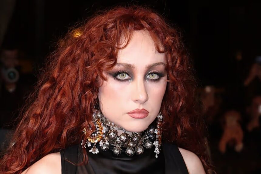 Chappell Roan με διάφανο μαύρο φόρεμα στο Paris Fashion Week στο σόου του Alexander McQueen