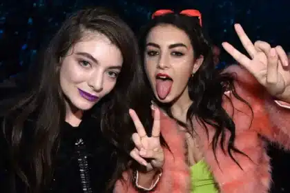 Charli xcx Lollapalooza 2026 lineup μαζί με Lorde και JENNIE headliners στο Chicago music festival
