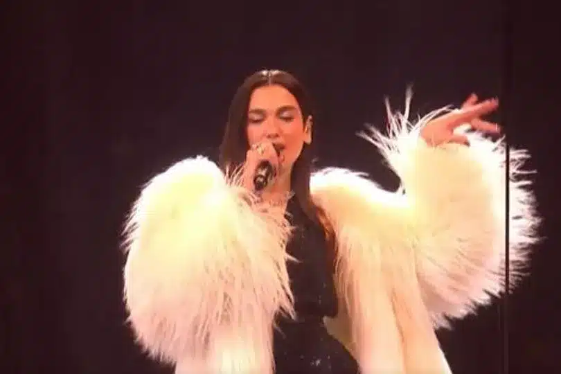 Dua Lipa τραγουδά με τον Mark Ronson στα BRIT Awards 2026