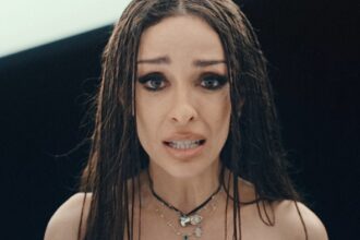 Η #ΕλένηΦουρέιρα παρουσιάζει το νέο music video του «Χρόνια Πολλά» από το album «Hybrid».