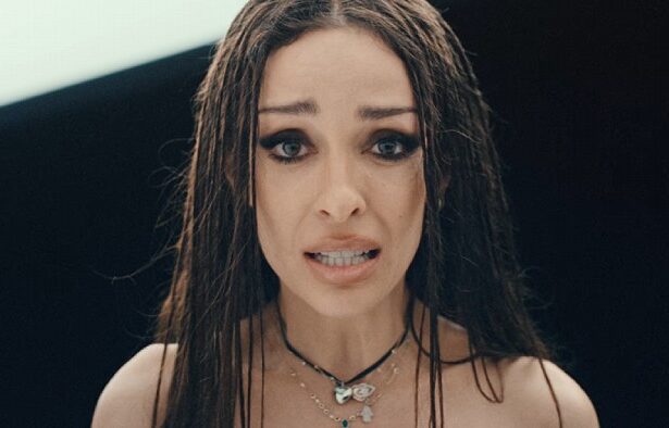 Η #ΕλένηΦουρέιρα παρουσιάζει το νέο music video του «Χρόνια Πολλά» από το album «Hybrid».