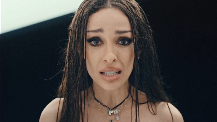 Η #ΕλένηΦουρέιρα παρουσιάζει το νέο music video του «Χρόνια Πολλά» από το album «Hybrid».