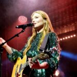 Freya Ridings σε φωτογράφιση για το άλμπουμ Mother of Pearl με έντονη συναισθηματική ατμόσφαιρα