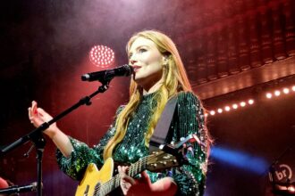 Freya Ridings σε φωτογράφιση για το άλμπουμ Mother of Pearl με έντονη συναισθηματική ατμόσφαιρα