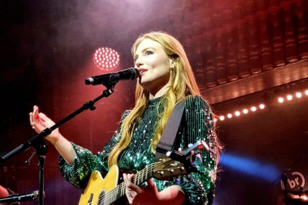 Freya Ridings σε φωτογράφιση για το άλμπουμ Mother of Pearl με έντονη συναισθηματική ατμόσφαιρα