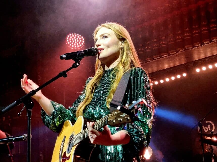 Freya Ridings σε φωτογράφιση για το άλμπουμ Mother of Pearl με έντονη συναισθηματική ατμόσφαιρα