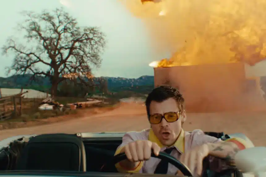 Harry Styles στο music video American Girls από το άλμπουμ Kiss All the Time Disco Occasionally