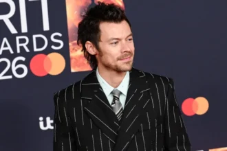 Harry Styles στα BRIT Awards 2026 καθώς το άλμπουμ του βρίσκεται στο No1 των UK charts