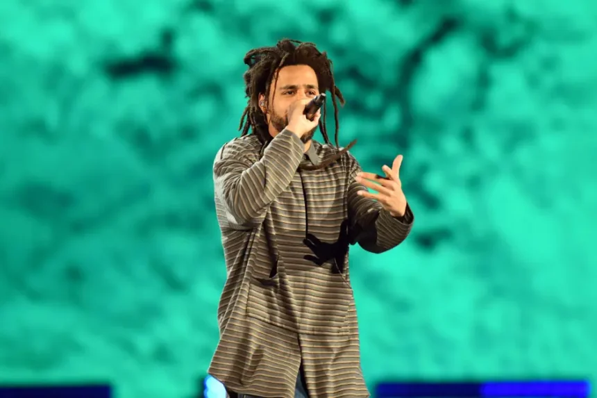 Ο J. Cole σε live εμφάνιση ενώ μιλά για τη διαμάχη με Drake και Kendrick Lamar