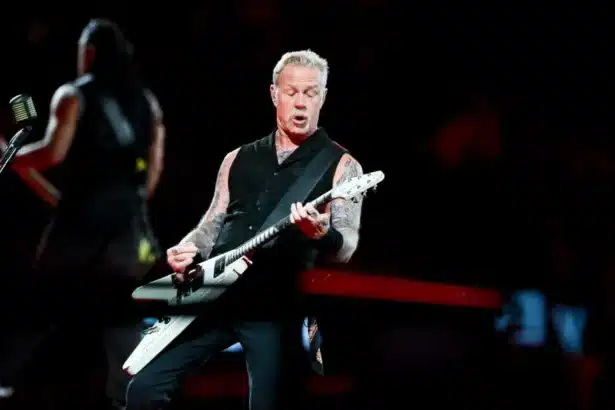 James Hetfield των Metallica κάνει πρόταση γάμου στην Adriana Gillett κάτω από το νερό κατά τη διάρκεια κατάδυσης
