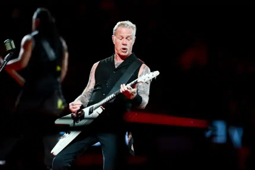 James Hetfield των Metallica κάνει πρόταση γάμου στην Adriana Gillett κάτω από το νερό κατά τη διάρκεια κατάδυσης