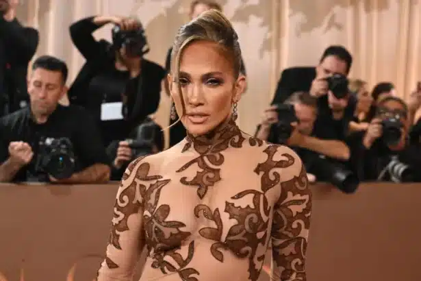 Jennifer Lopez παρουσιάζει το τραγούδι Save Me Tonight με τον David Guetta