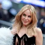 Η Kylie Minogue και η Margot Robbie σε καμπάνια που αναβιώνει το Come Into My World σε σκηνικό πόλης