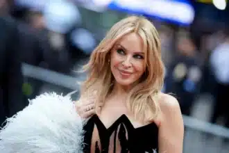 Η Kylie Minogue και η Margot Robbie σε καμπάνια που αναβιώνει το Come Into My World σε σκηνικό πόλης