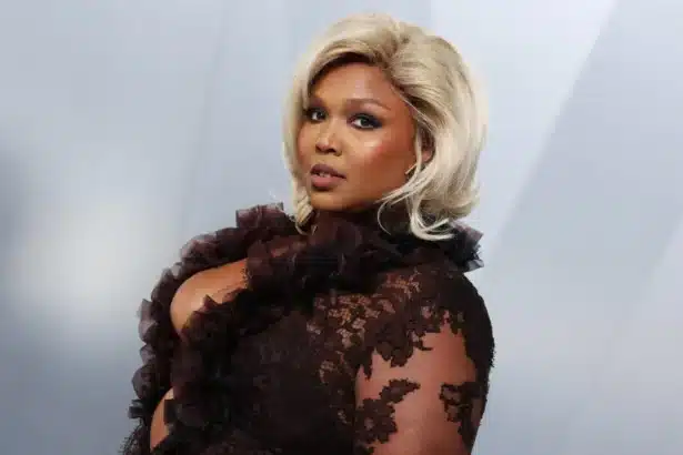 Lizzo σε καλλιτεχνικό βίντεο με έντονη αισθητική για την ανακοίνωση του νέου single Don’t Make Me Love U