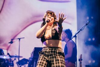 Lola Young live εμφάνιση στο Glastonbury συναυλία