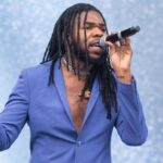 MNEK τραγουδιστής και παραγωγός σε εμφάνιση καθώς ετοιμάζει το νέο άλμπουμ του μετά από οκτώ χρόνια