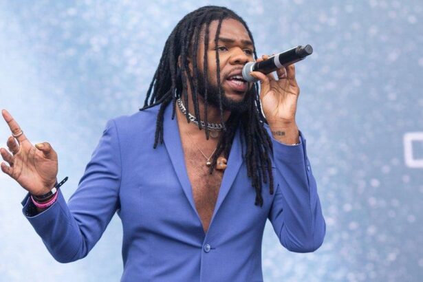 MNEK τραγουδιστής και παραγωγός σε εμφάνιση καθώς ετοιμάζει το νέο άλμπουμ του μετά από οκτώ χρόνια