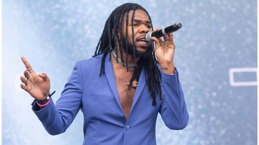 MNEK τραγουδιστής και παραγωγός σε εμφάνιση καθώς ετοιμάζει το νέο άλμπουμ του μετά από οκτώ χρόνια
