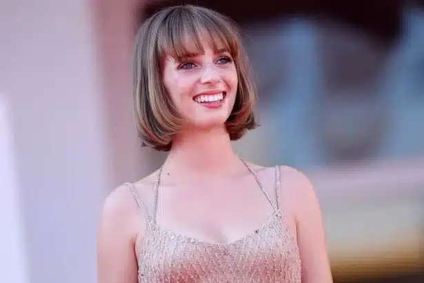 Η Maya Hawke σε φωτογραφία με αναφορά στη μουσική της και την επιρροή της Taylor Swift