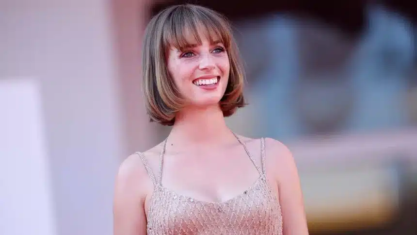 Η Maya Hawke σε φωτογραφία με αναφορά στη μουσική της και την επιρροή της Taylor Swift