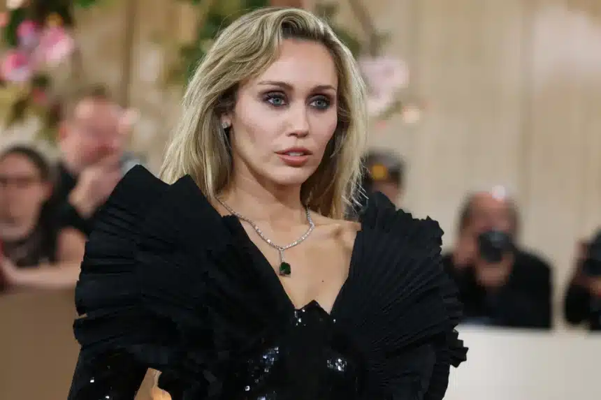 Miley Cyrus Super Bowl 2027 άγχος και πιθανή εμφάνιση Halftime Show