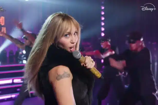 Miley Cyrus ως Hannah Montana τραγουδά The Climb στο επετειακό αφιέρωμα με συναισθηματική στιγμή