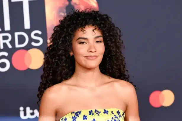 Olivia Dean στα BRIT Awards 2026 στο Μάντσεστερ με τέσσερα βραβεία για The Art of Loving και Rein Me In