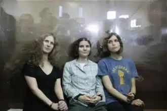 Pussy Riot έξω από γραφεία εταιρείας στη Νέα Υόρκη κατά τη διάρκεια διαμαρτυρίας για τον πόλεμο στην Ουκρανία