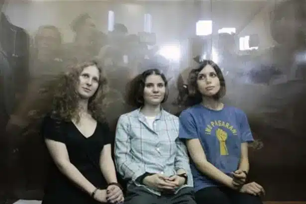 Pussy Riot έξω από γραφεία εταιρείας στη Νέα Υόρκη κατά τη διάρκεια διαμαρτυρίας για τον πόλεμο στην Ουκρανία