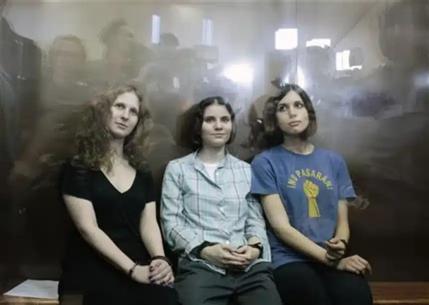 Pussy Riot έξω από γραφεία εταιρείας στη Νέα Υόρκη κατά τη διάρκεια διαμαρτυρίας για τον πόλεμο στην Ουκρανία